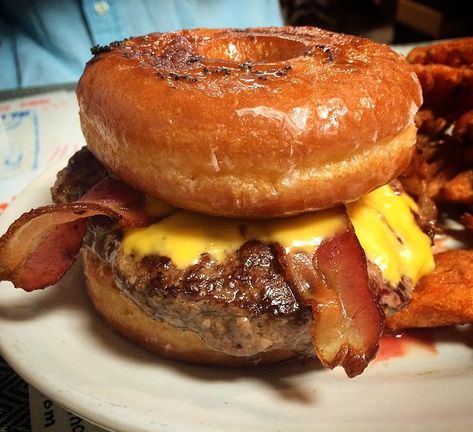 These over-the-top insane burgers are some of the craziest ones you'll find in America. Get ready for donut buns, peanut butter spreads, and much more. Crazy Burgers Ideas, Crazy Burger Ideas, Donut Hamburger, Burger Donut, Doughnut Burger, Peanut Butter Burger, Donut Burger, Crazy Burger, Butter Spreads