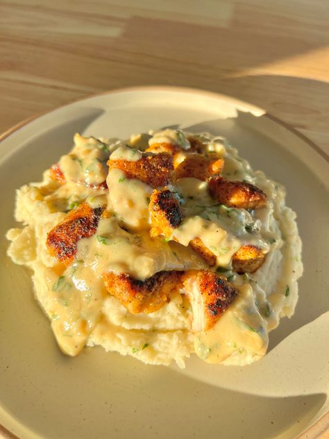 juicy chicken bites on top of parmesan mashed potatoes, topped off with a creamy garlic sauce! Parmesan Mashed Potatoes, Chicken Sauce Recipes, Chicken Mashed Potatoes, Garlic Cream Sauce, Creamy Garlic Sauce, Blackened Chicken, Potato Ricer, Parsley Potatoes, Mashed Potato Recipes