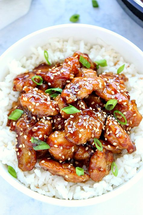 Easy Sesame Chicken Recipe - battered chicken fried in a pan and coated with sesame sauce. Popular Asian takeout dish, made easily at home. Easy Sesame Chicken, 2024 Meals, Steak Rolls, Sesame Chicken Recipe, Fast Dinner, Honey Sesame, Asian Vegetables, Sesame Sauce, Diner Recept