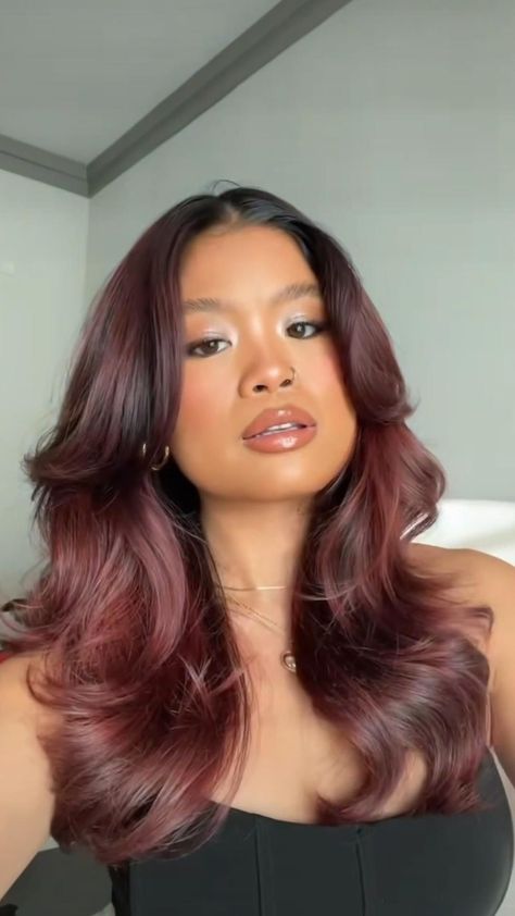 Cherry Balayage Hair, Black Cherry Balayage, Red Hair Tan Skin, Red Hair On Brown Skin, Fall Hair Ideas For Brunettes, Cherry Brown Hair, Selena Gomez Aesthetic, Aesthetic Frases, Hair Ideas For Brunettes