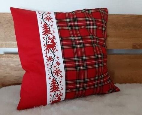 Quilted Christmas Pillows To Make, Christmas Cushion Covers Ideas, Xmas Pillow Covers, Christmas Cushions Diy, Homemade Pillows Ideas, Christmas Quilt Pillow, Christmas Cushions Ideas, Crochet Luxury, Christmas Pillows Diy