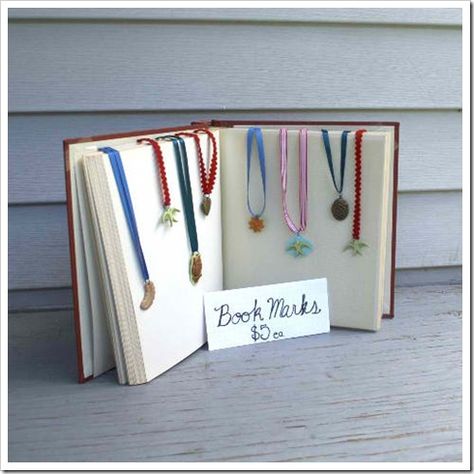 Craft Show Tips {Display Ideas} - EverythingEtsy.com- displaying necklaces How To Display Bookmarks, Bookmark Display Ideas, Display Bookmarks, Craft Show Tips, Bookmark Display, Ideas Bookmark, Craft Show Booths, Open Books, Fair Booth