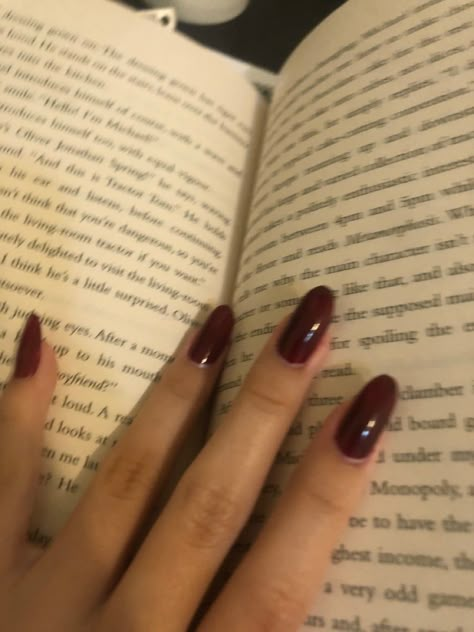 Downtown Girl Nails Aesthetic, Book Aesthetic Autumn, Dark Nails Aesthetic, Downtown Nails, Downtown Girl Nails, Red Nails Aesthetic, Reading Book Aesthetic, Dark Red Nails, Aesthetic Reading