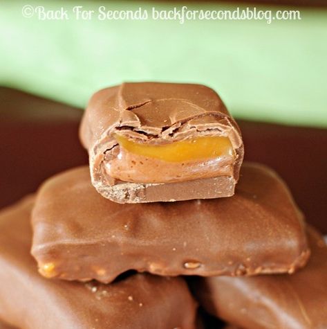 6 Candy Bar Recipes You Can Make At Home - Better Living Homemade Candy Bars, Candy Bar Recipe, Candy Recipes Homemade, Homemade Candies, Candy Desserts, Candy Bars, Yummy Sweets, Fudge Recipes, Candy Recipes