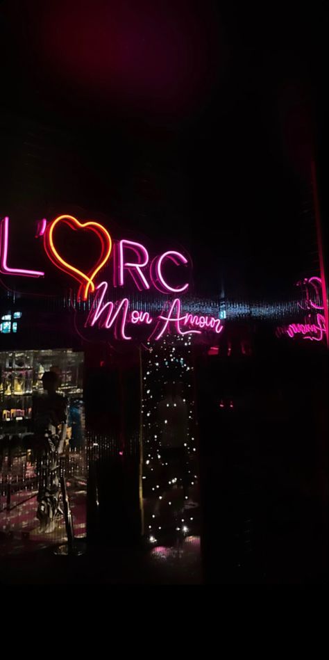 Paris Night Club Aesthetic, Paris Nightclub Aesthetic, Discotheque Aesthetic, Clubbing In Paris, Paris Clubs, Paris Nye, Poste Insta, London Aesthetic Outfits, March Moodboard