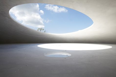 hugging a hilly site on the island of teshima, the museum resembles a droplet of water caught in the middle of gliding across the land. Teshima Art Museum, Futuristic Cities, Ryue Nishizawa, Art Sites, Japanese Architecture, Space Architecture, Architectural Inspiration, Open Air, Open Space