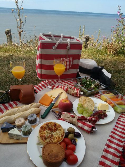 Loving the evening picnic!   Loving the evening picnic. Picnic Breakfast Ideas, Breakfast Picnic, Picnic Date Food, Romantic Picnic, Picnic Inspiration, Picnic Essentials, Date Recipes, Picnic Ideas, Romantic Picnics