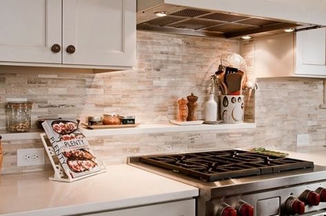 40 Extravagant Kitchen Backsplash Ideas for a Luxury Look Travertine Backsplash Kitchen, Travertine Tile Backsplash, Backsplash With White Cabinets, Old World Kitchens, Travertine Backsplash, White Kitchen Backsplash, Small Kitchen Storage, Herringbone Backsplash, Kitchen Backsplash Designs