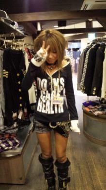 Gyaruo Outfits, Tsuyome Gyaru Fashion, Rock Gyaru, Gyaru Fashion 90s, Gyaru Outfit Ideas, Emo Fashion 2000s, Gyaru Fits, Mallgoth 90s, J Fashion Harajuku