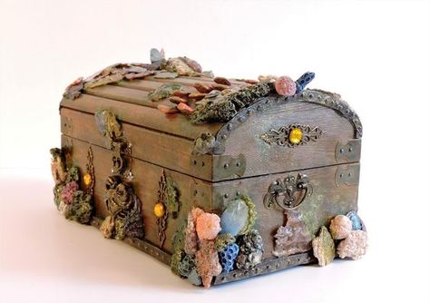 Mermaid Treasure Chest, Treasure Chest Craft, Witchy Items, Chests Diy, Mermaid Treasure, Chest Ideas, Dnd Crafts, Dragon Box, Sister Crafts