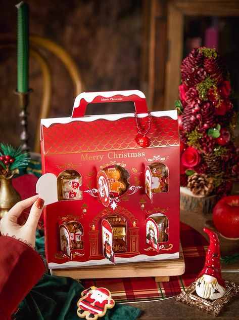 Christmas Cake Hampers Ideas, Christmas Hampers Cookies, Christmas Hampers Ideas, Christmas Hampers Packaging Ideas, Christmas Hampers Packaging, Christmas Packaging Design Inspiration, Christmas Package Ideas Boxes, Christmas Box Design, Packaging Design Christmas