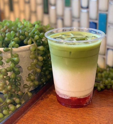 Matcha Strawberry Drink, Matcha And Strawberry Drink, Strawberry Matcha Latte, Strawberry Latte, Japan Village, Matcha Strawberry, Matcha Cafe, Strawberry Matcha, Matcha Milk