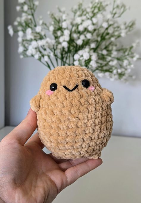 This adorable potato plushie will make the perfect gift for your loved ones! - S I Z E S & M A T E R I A L S - This plushie is made from 100% super soft polyester yarn. Approximate size: 10 cm tall - P L E A S E - N O T E -  These plushies are made to order, therefore can take 3-5 working days to be ready to dispatch. Please take this into account if you are ordering this item for a specific date. - S A F E T Y - W A R N I N G -  These plushies may not be suitable for younger children due to the Potato Plush, Cute Crochet Amigurumi, Cosy Crochet, Easy Crochet Animals, Quick Crochet Patterns, Diy Gifts For Friends, Kawaii Crochet, Soft Cute, Quick Crochet