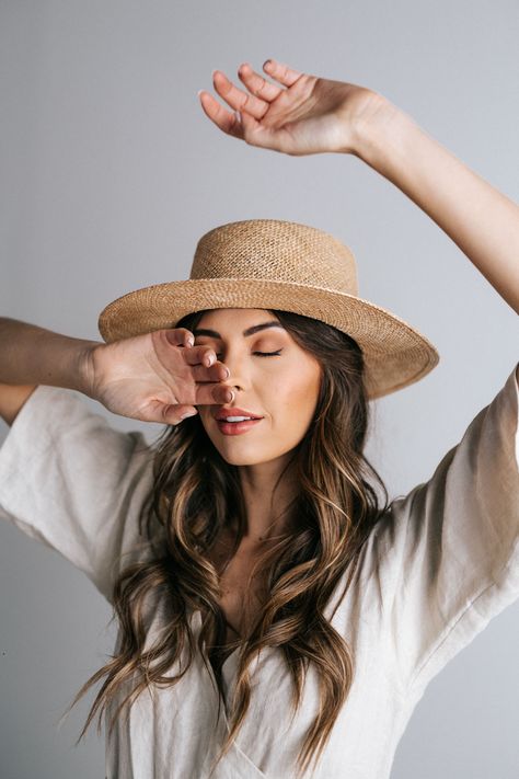 Gentle Photography, Fashion Fotografie, Straw Boater, Women Hats Fashion, Pose Fotografi, Personal Branding Photoshoot, Trendy Hat, Boater Hat, Sun Hats For Women