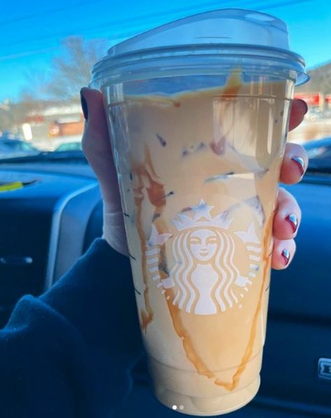 Caramel Latte Starbucks, Iced Caramel Macchiato Starbucks, Caramel Coffee Drinks, Salted Caramel Iced Coffee, Starbucks Caramel Drinks, Caramel Macchiato Starbucks, Caramel Brulee Latte, Brown Sugar Caramel, Caramel Drinks