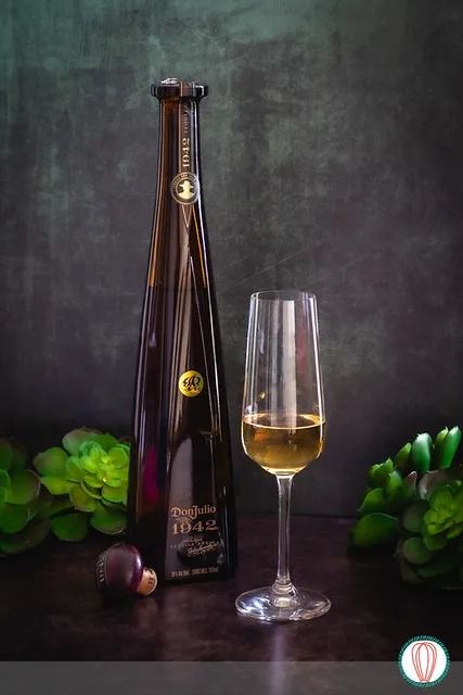 Don Julio es de las marcas más reconocidas de tequila. Para conmemorar 60 años, presentan Tequila Don Julio 1942 en una botella con forma de hoja de agave. Tequila Don Julio, Carne Asada, Happy Hour, Tequila