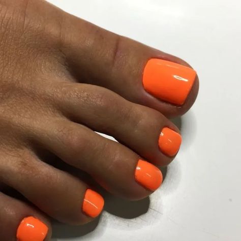 8 Summer Pedicure Colors to Avoid Based on Your Skin Tone! Bright Orange Pedicure, Orange Toenails Summer, Orange Toe Nails Ideas, Orange Toes Black Women, Bright Orange Toe Nails, Neon Orange Pedicure, Orange Toes Nails, Orange Toe Nail Designs, Orange Pedicure Ideas