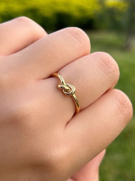 Unique Gold Wedding Rings, Latest Gold Ring Designs, Small Earrings Gold, Today Gold Rate, Couple Ring Design, Gold Finger Rings, Gold Earrings Models, Pretty Jewelry Necklaces, Cute Engagement Rings