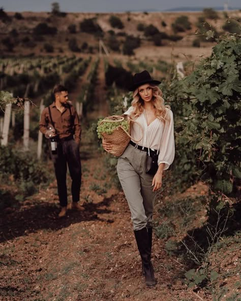 Vineyard Outfit, Farm Fashion, Wineries Outfit, Farm Clothes, Pre Wedding Poses, New Years Outfit, Summer Photoshoot, Branding Photoshoot, How To Pose