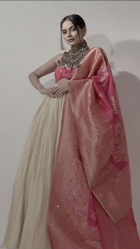 Komal Pandey, Indian Sari Dress, Indian Outfits Lehenga, Indian Look, Casual Indian Fashion, Indian Saree Blouses Designs, Indian Dresses Traditional, Traditional Indian Outfits, Indian Bridal Dress