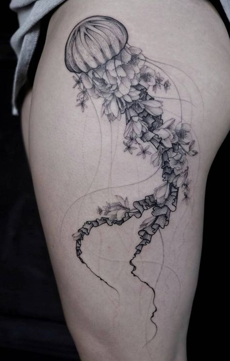 Jellyfish Thigh Tattoo, Flower Jellyfish, Tato Paha, Jellyfish Tattoo, Tattoo Quotes For Women, Tattoos For Women Flowers, Tattoos Geometric, Tato Lengan, Trendy Tattoo