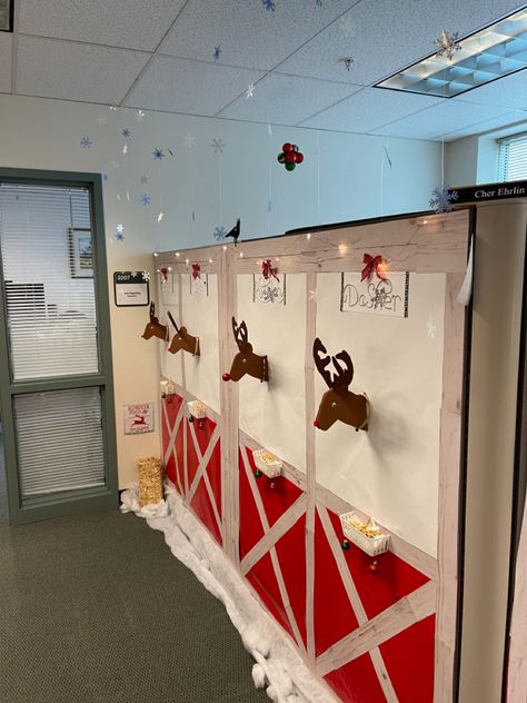 Cubicle Decorating Ideas For Christmas, Office Christmas Themes, Office Cubicle Christmas Decor Ideas, Christmas Office Decorations Cubicles, Christmas Cubicle Decorations Contest, Cubicle Christmas Decorations Contest, Professional Office Christmas Decor, Office Christmas Decorations Cubicles, Holiday Office Decor