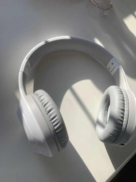 White Headphones Aesthetic, Aesthetic Headphones, Headphones Aesthetic, Headphones Music, Fashion Tiktok, Desk Study, White Headphones, Aesthetic White, Music Headphones