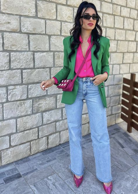 Green Blazer Outfits For Women Fall, Outfits Saco Verde, Forest Green Blazer Outfit, Kelly Green Blazer Outfit, Saco Verde Mujer Outfit Casual, Fushia Top Outfit, Outfit Saco Verde, Blazer Verde Outfit, Outfits Con Blazer Verde