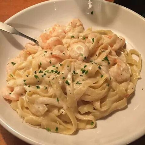 shrimp alrfredo pasta. mmmm @babyydest Fettuccini Alfredo, Fine Cooking, Healthy Food Motivation, Food Obsession, Cafe Food, Food Cravings, Alfredo, Savoury Food, Aesthetic Food