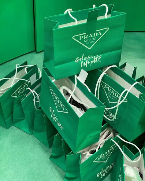 Vaughn de Heart Youtube Wallpaper, Pantone Green, Paper Carrier Bags, Heart Photo, Dream House Rooms, Bag Packaging, Carrier Bag, Goodie Bags, Branded Bags