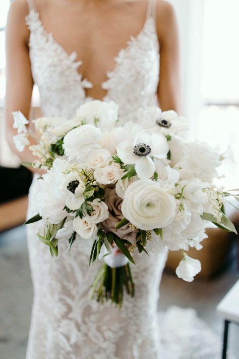 Black And White Bride Bouquet, Chic Wedding Flowers, Wedding Flowers Bridesmaids, Wythe Hotel Wedding, Bermuda Wedding, Heather Wedding, Modern Bridal Bouquets, Flower Aesthetics, Winter Bridal Bouquets