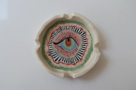 Handmade ceramic ashtray with detailed eye design. Ashtray Ceramic Design, Handmade Ashtray Clay, Ceramic Ashtray Handmade, Aesthetic Ashtray, Ashtray Clay, Diy Ashtray, Ashtray Ideas, Handmade Ashtray, Ceramic Ashtray