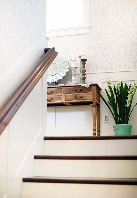 I love stairs like these Table At Top Of Stairs, Ideas For Small Landing At Top Of Stairs, Landing Table Ideas Upstairs, Farmhouse Stair Landing Decor, Console Table On Stair Landing, Second Floor Landing Decor, Top Of Staircase Landing Ideas, Stairway Landing Decor, Upstairs Hallway Decor