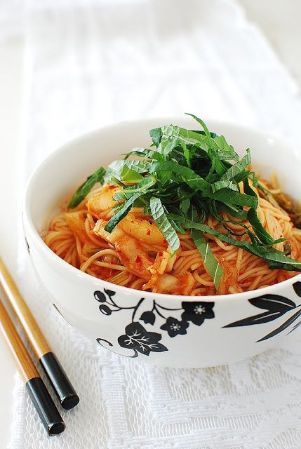 Noodles With Kimchi, Spicy Cold Noodles, Cold Noodles Recipes, Bibim Guksu, Koreansk Mad, Recipes Korean, Fermented Kimchi, Korean Food Recipes, Cold Noodles