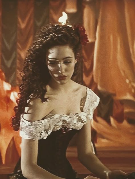 Emmy Rossum Christine Daaé phantom of the opera 2004 musical movie coquette dollete vintage aesthetic elegance point of no return Emily Rossum Phantom Of The Opera, Emmy Rossum Christine, Medieval Elf, Phantom Of The Opera 2004, Opera Dress, Point Of No Return, Opera Ghost, Visual Gallery, Christine Daae