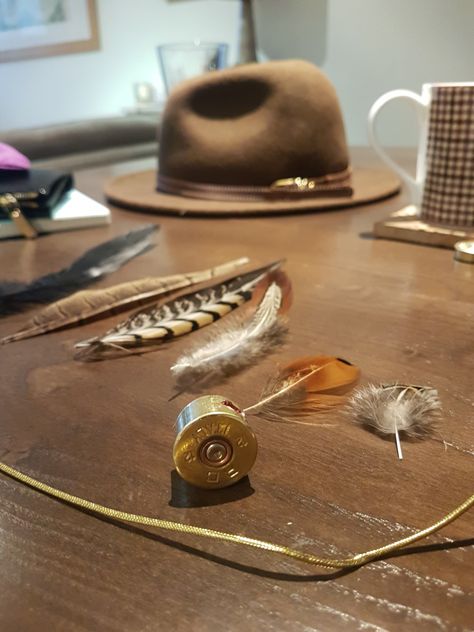 Make a feather fedora hatband Hat Pins Diy, Cartridge Crafts, Horse Eventing, Mexican Clothes, Country Artwork, Feather Ideas, Feather Arrangements, Feather Crafts Diy, Trendy Hats