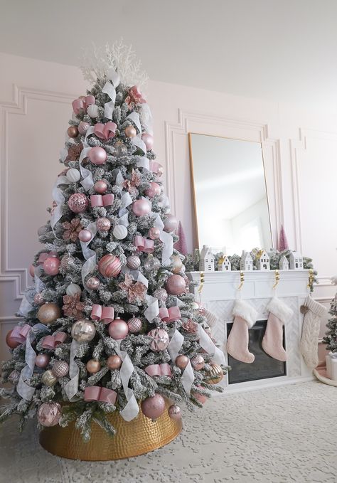 Pink Christmas Tablescapes, Pink Christmas Tree Decorations, White And Gold Christmas, Fashion Christmas Tree, Gingerbread Christmas Tree, Disney Christmas Tree, Candy Christmas Tree, Luxury Christmas Tree, Stylish Petite