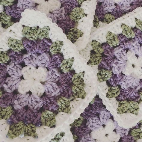 Cute Crochet Baby Blanket, Easy Cute Crochet, Make A Granny Square, Granny Square Patterns, Granny Square Tutorial, Blanket Design, Granny Square Crochet Patterns Free, Crochet Blanket Designs, Crochet Design Pattern