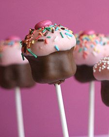 How cute are these cupcake pops!  http://www.marthastewart.com/332871/cream-cheese-buttercream-frosting Cake Pop Receita, Cream Cheese Buttercream Frosting, Dessert Oreo, Cake Ball, Chocolate Cake Pops, Chocolate Garnishes, Martha Stewart Recipes, Fingerfood Party, Cream Cheese Buttercream