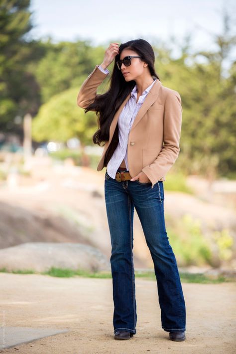 What to Wear Boot Cut Jeans - Stylishlyme Bootleg Jeans Outfit, Bootcut Jeans Outfit, Pijamas Women, Bootleg Jeans, Look Casual Chic, Quoi Porter, Jeans With Heels, Jeans Outfit Casual, Jeans Wide