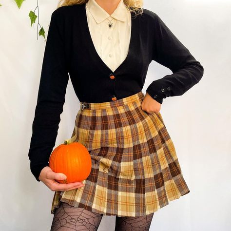 Pumpkin Cardigan, Most Creative Halloween Costumes, Dark Academia Outfits, Pumpkin Outfit, Pretty Halloween Costumes, Academia Outfits, Staple Wardrobe Pieces, Halloween Fashion, Outfits Casuales