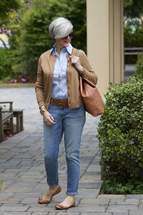 blue jeans and button-down | Style at a certain age Style At A Certain Age, Over 60 Fashion, 50 Style, Outfit Jeans, Mode Casual, 60 Fashion, Over 50 Womens Fashion, Outfit Trends, 가을 패션