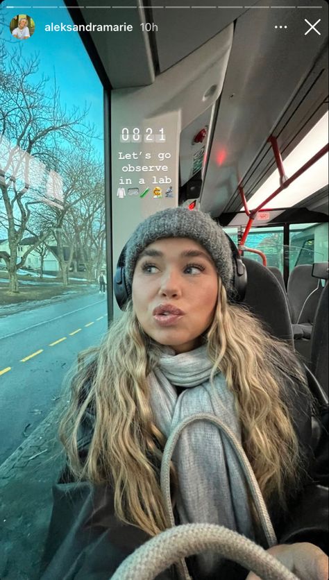 winter outfit scarf beanie and headphones Beanie And Headphones Outfit, Beanie And Scarf Outfit, Gray Beanie Outfit, Beanie And Headphones, Headphones Aesthetic Outfit, Grey Beanie Outfit, Winter Outfits Beanie, Beanie Headphones, Hairstyles With Beanies