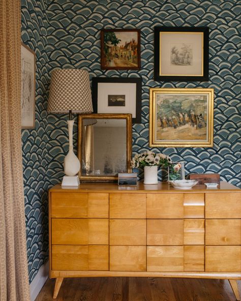 Gentle peaks crest and fall in a landscape of rolling hills in our Mountains grasscloth wallpaper. In our blue or gray colorways, you could just as easily imagine them as waves. 🌊Whichever you choose, we love how this large-scale pattern with its fluid sense of movement invites calming outdoor energy in. Rebecca Atwood Wallpaper, Dresser Styling, Teal Interiors, Rebecca Atwood, Mountain Wallpaper, Scale Pattern, Grasscloth Wallpaper, Inspirational Wallpapers, Pillow Collection