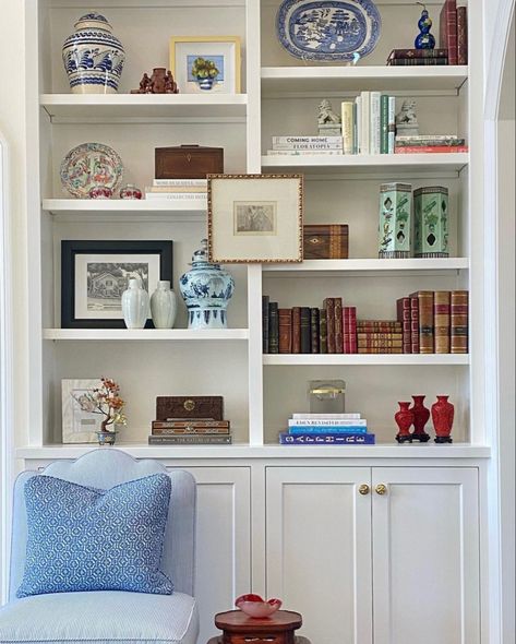 Bookshelf Styling Living Room, Southern Living Rooms, Jenkins Interiors, Bedroom Built Ins, Home Library Rooms, Styling Shelves, Decorating Bookshelves, Bookcase Decor, Bookshelf Styling