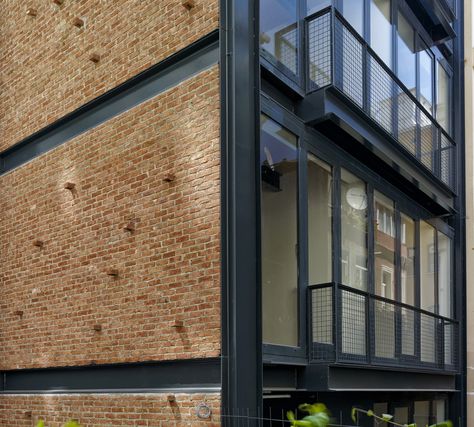 Image 7 of 17 from gallery of NoXX Apartment / CM Architecture. Photograph by Cemal Emden Steel Architecture, Detail Arsitektur, Stil Industrial, Brick Architecture, Apartment Architecture, Brick Facade, Glass Facades, Design Exterior, Building Facade