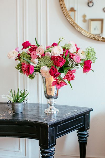 Kentucky Derby Party with Julia Lake & Brita Olsen | photo by Tory Williams for Camille Styles Derby Flower Arrangements, Southern Party, Pink Parrot, Pink Ranunculus, Hot Pink Weddings, Run For The Roses, Camille Styles, Elegant Garden, Parrot Tulips