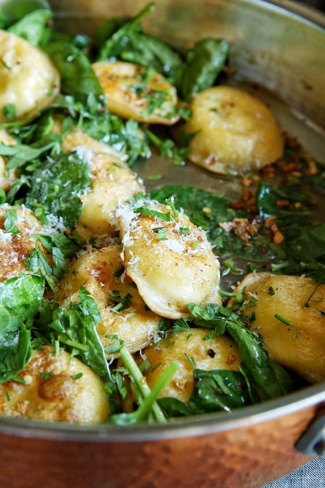 Toasted Garlic-Butter Ravioli with SpinachDelish Dinner Ideas Comfort Foods, Ravioli With Spinach, Easy Skillet Dinner, Autumn Recipes Vegetarian, Egg Roll In A Bowl, Vegan Egg, Ravioli Recipe, Summer Recipes Dinner, Fresh Spinach