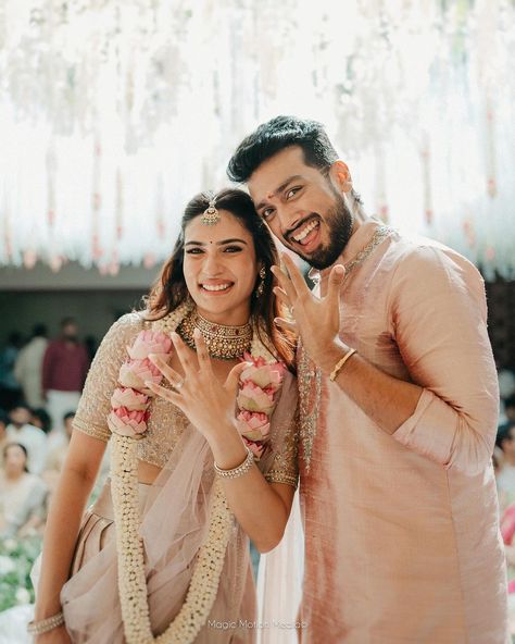 Engagement Couples Outfit Indian, Roka Outfit Indian Couple, Couple Poses For Saree, Indian Engagement Photos Ideas, Engagement Dress For Indian Couple, Engagement Aesthetic Indian, Couple Engagement Pictures Indian, Engagement Aesthetic Photos, Roka Photoshoot Ideas