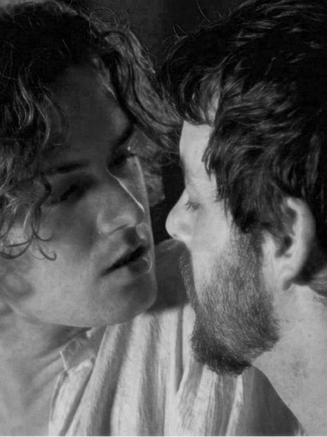 Loras and Renly - "Game of Thrones," HBO Renly And Loras, Knight Of Flowers, Loras Tyrell, Gethin Anthony, Tragic Romance, Gay Characters, Renly Baratheon, Finn Jones, House Tyrell